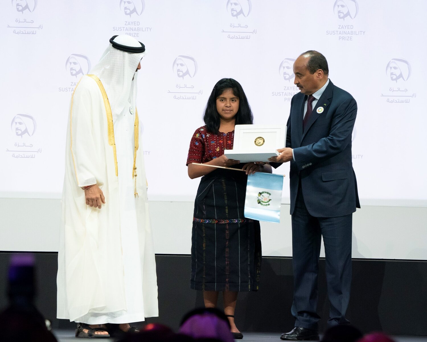 ABU DHABI, UNITED ARAB EMIRATES - January 14, 2019: HH Sheikh Mohamed bin Zayed Al Nahyan, Crown Prince of Abu Dhabi and Deputy Supreme Commander of the UAE Armed Forces (L) and HE Mohamed Ould Abdel Aziz, President of Mauritania (R), present an award to a representative from The Impact School, Guatemala, winners of the Global High Schools Prize, Americas region.
( Hamed Al Mansoori / Ministry of Presidential Affairs )
---